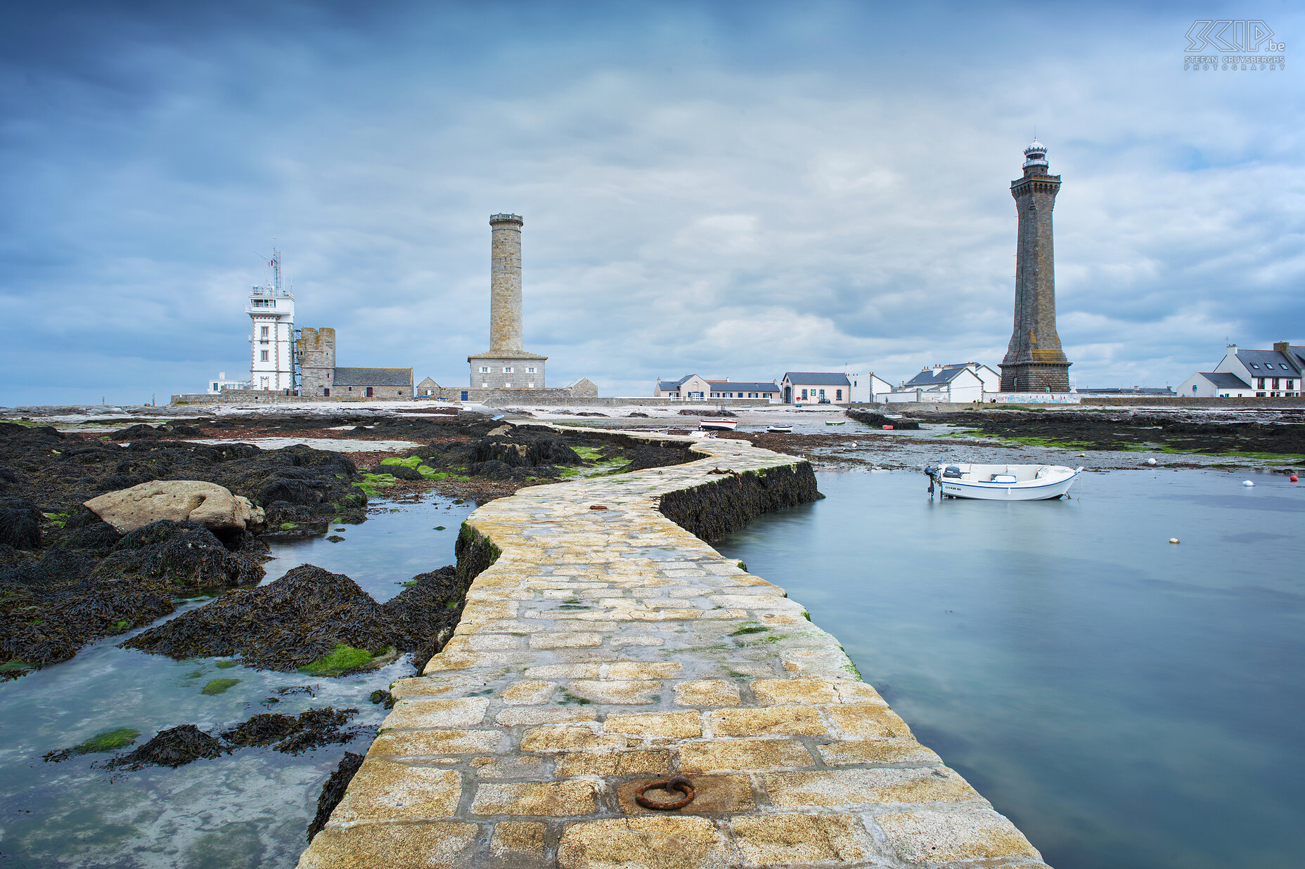 Penmarch - Phare de Eckmuhl De Phare d'Eckmühl is een actieve vuurtoren gelegen aan Point Penmarc'h in de Golf van Biskaje in Bretagne. Deze is 65m hoog en een van de hoogste vuurtorens in de wereld. De kleinere toren in het midden werd gebouwd in 1835 en in 1892 werd de nieuwe hoge vuurtoren gebouwd met geld van Adelaïde-Louise Davout. De vuurtoren was gewijd aan de nagedachtenis van haar vader, de generaal Louis Nicolas Davout, die ook wel 'Prince d'Eckmühl' werd genoemd. Stefan Cruysberghs